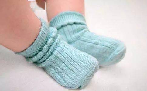 寶寶秋冬睡覺要不要穿襪子？兒科專家告訴你真相